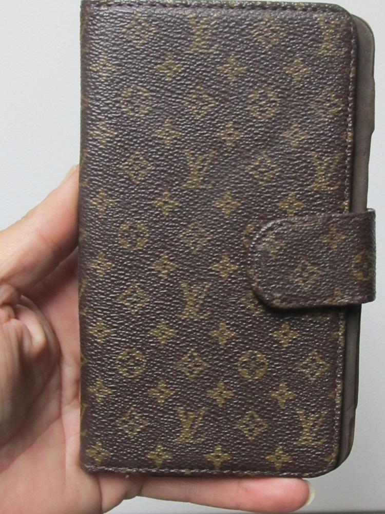 WHY DON'T YOU USE THE LOUIS VUITTON IPHONE CASE??! 💁🏻