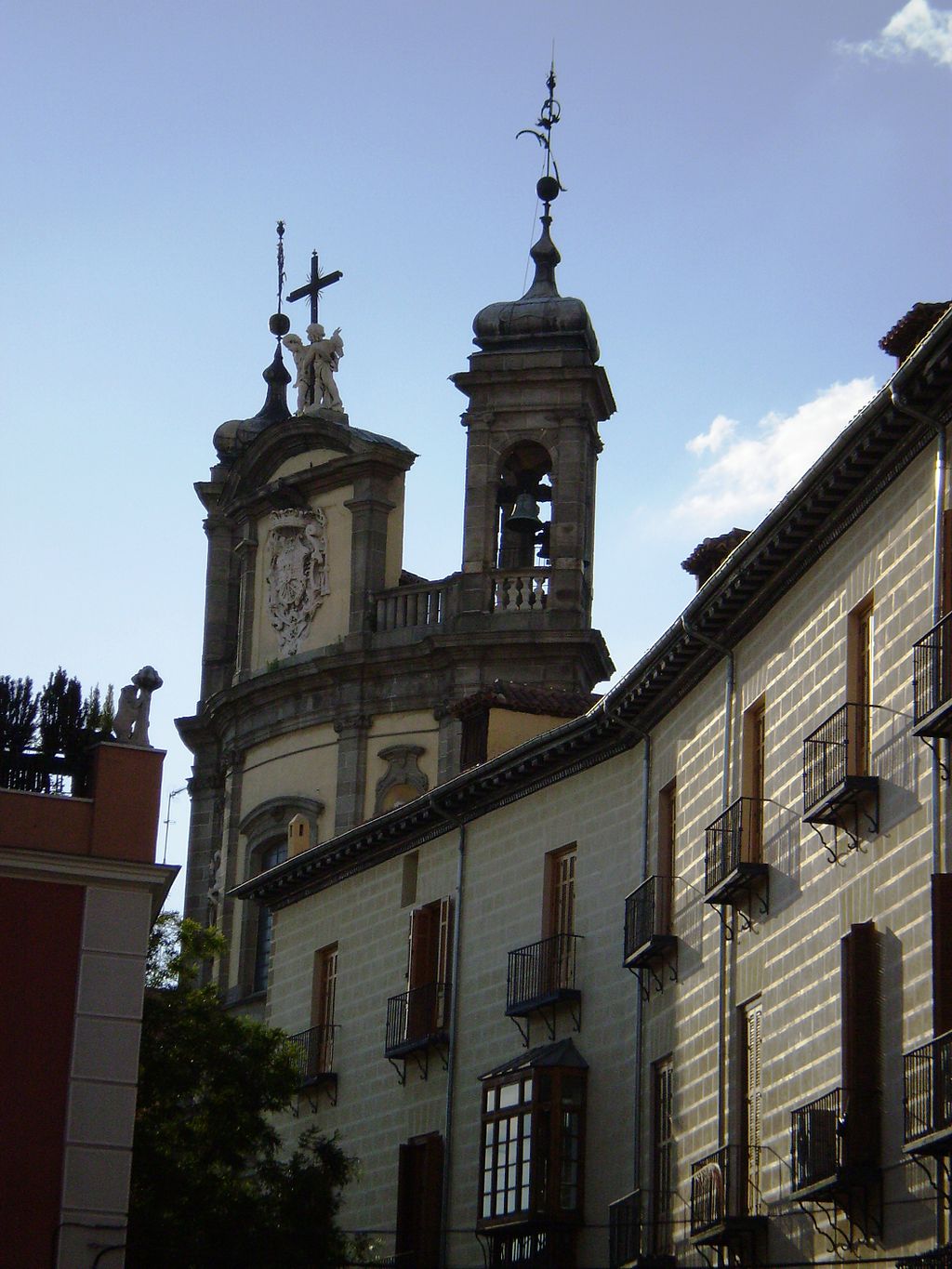 1024px-Basílica_de_San_Miguel_y_Palacio_Arzobispal_de_Madrid.JPG