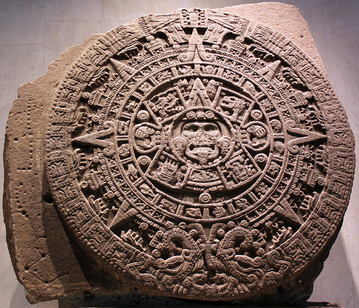 1200px-1479_Stein_der_fünften_Sonne,_sog._Aztekenkalender,_Ollin_Tonatiuh_anagoria.jpg