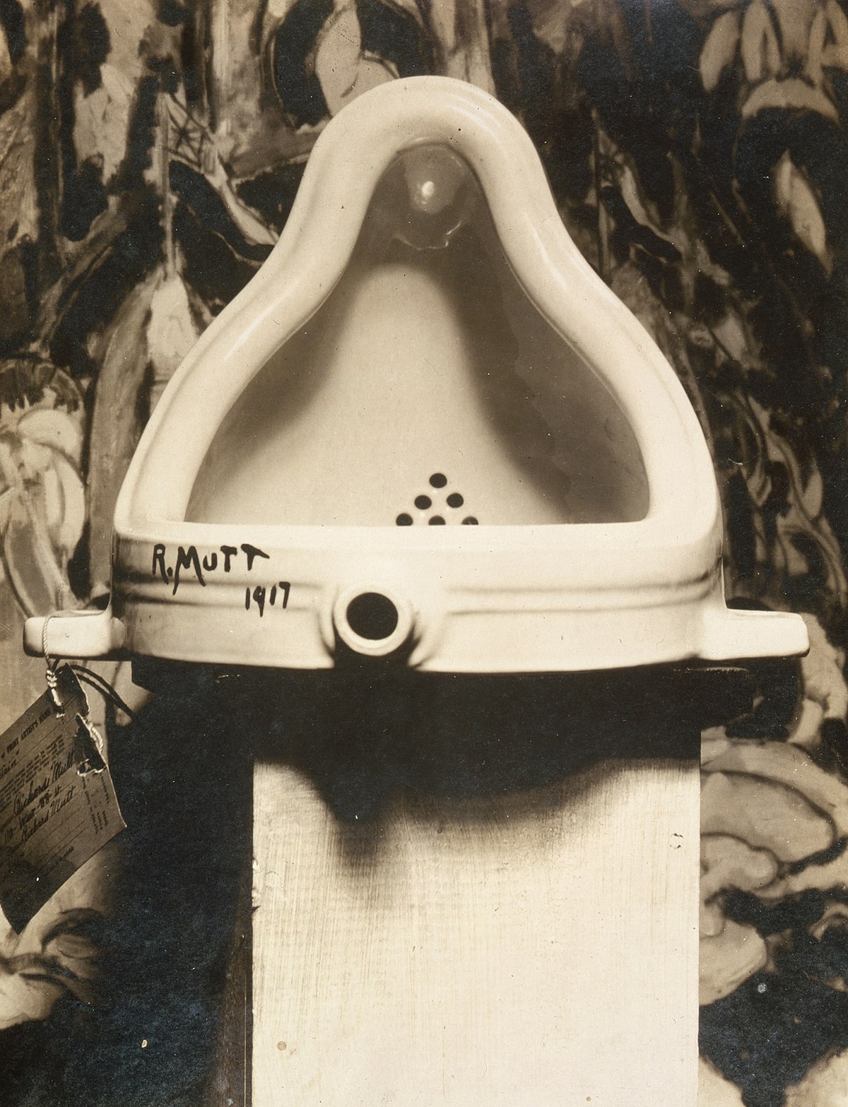 1200px-Marcel_Duchamp,_1917,_Fountain,_photograph_by_Alfred_Stieglitz.jpg