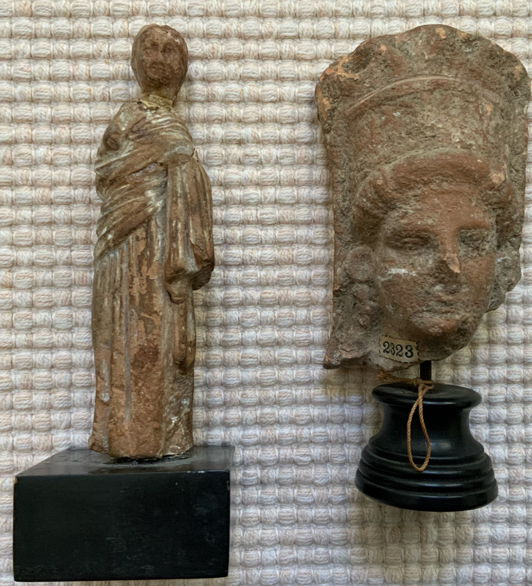 2romangreekstatuescloseresized.jpg