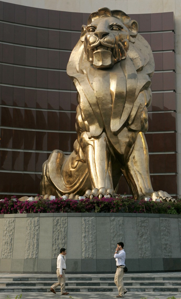 56905-people-walk-past-a-giant-lion-sculpture-at-the-mgm-grand-mac.jpg