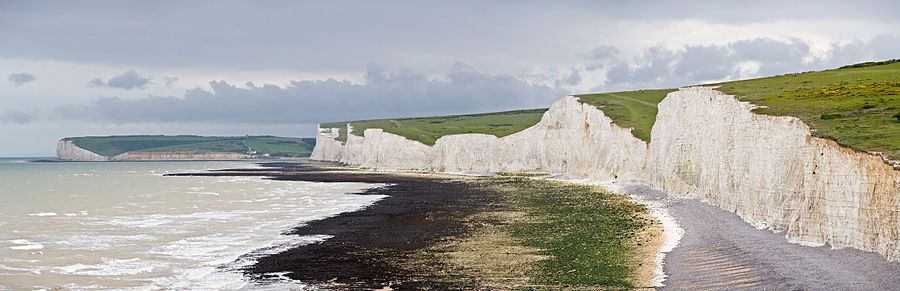 900px-Seven_Sisters_Panorama,_East_Sussex,_England_-_May_2009.jpg