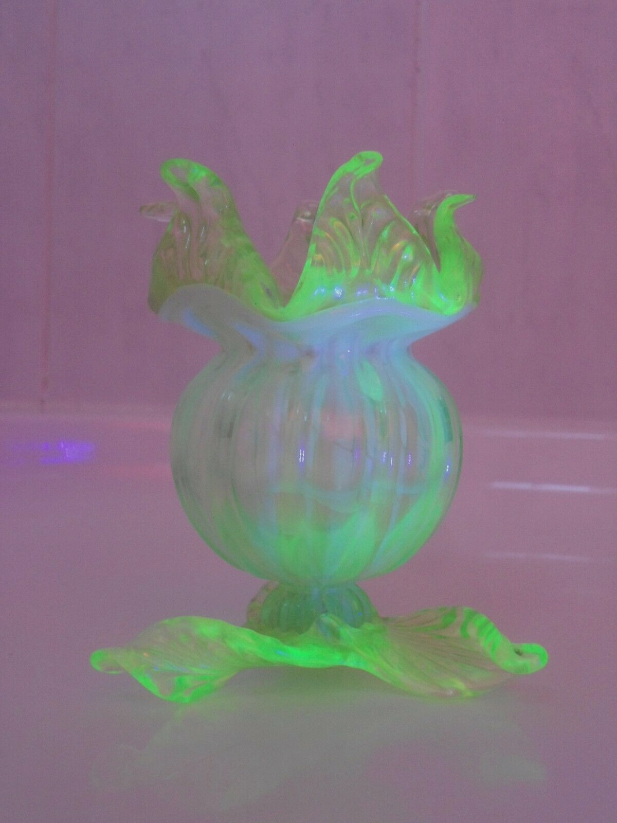 Pretty uranium art glass vase | Antiques Board