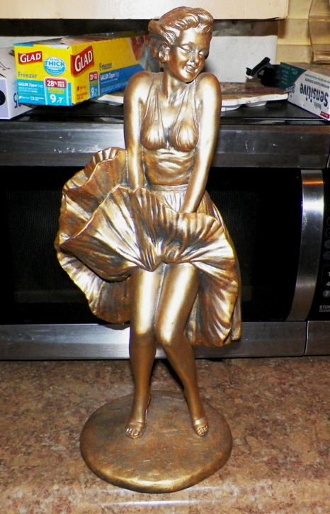 Vintage Marilyn, Very large Marilyn Monroe statue on displa…