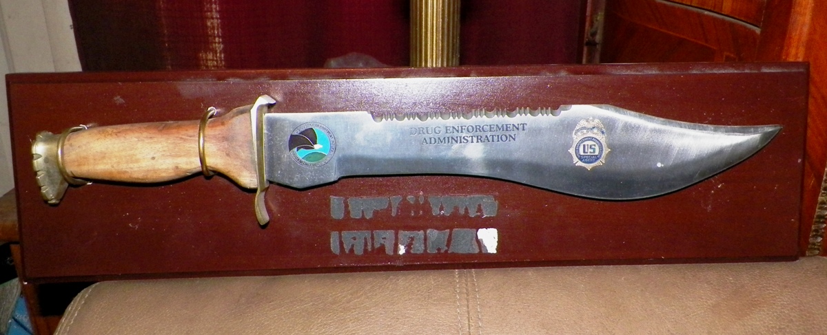 AA EBAY NEW A COLLECTIBLE EBAY EBAY KNIFE DEA PRESENTATION 1AA.jpg