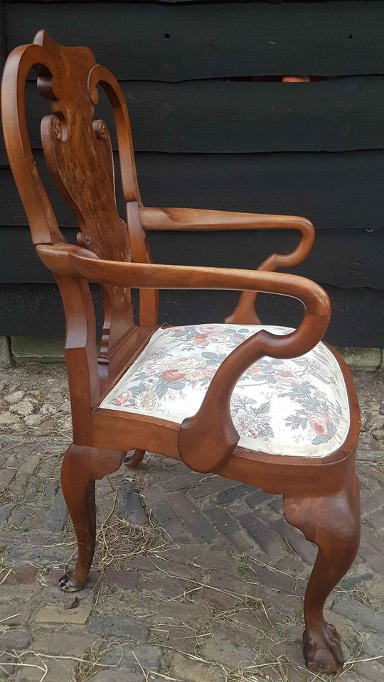 Antique armchair 1.jpg