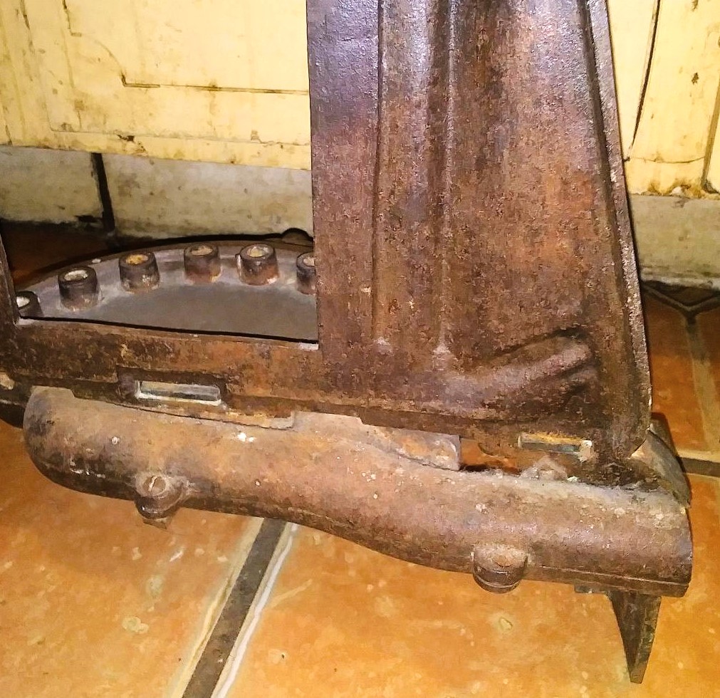 ANTIQUE GAS HEATER 6AA.jpg