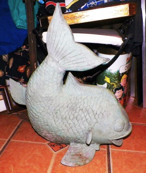 ART STATUE KOI FISH 1BAAA.JPG