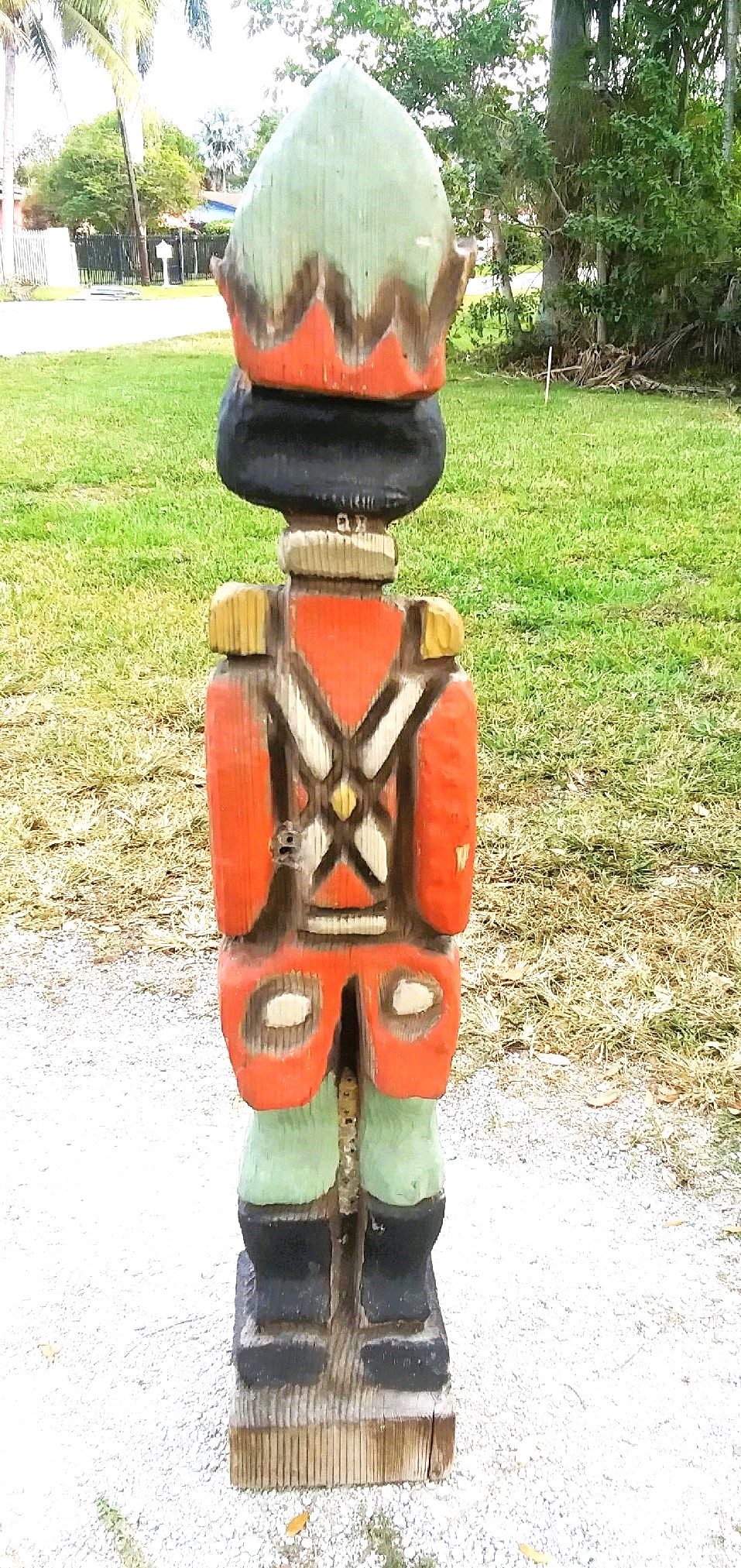 ART STATUE WOOD SOLDIER BRITISH 3AA.jpg