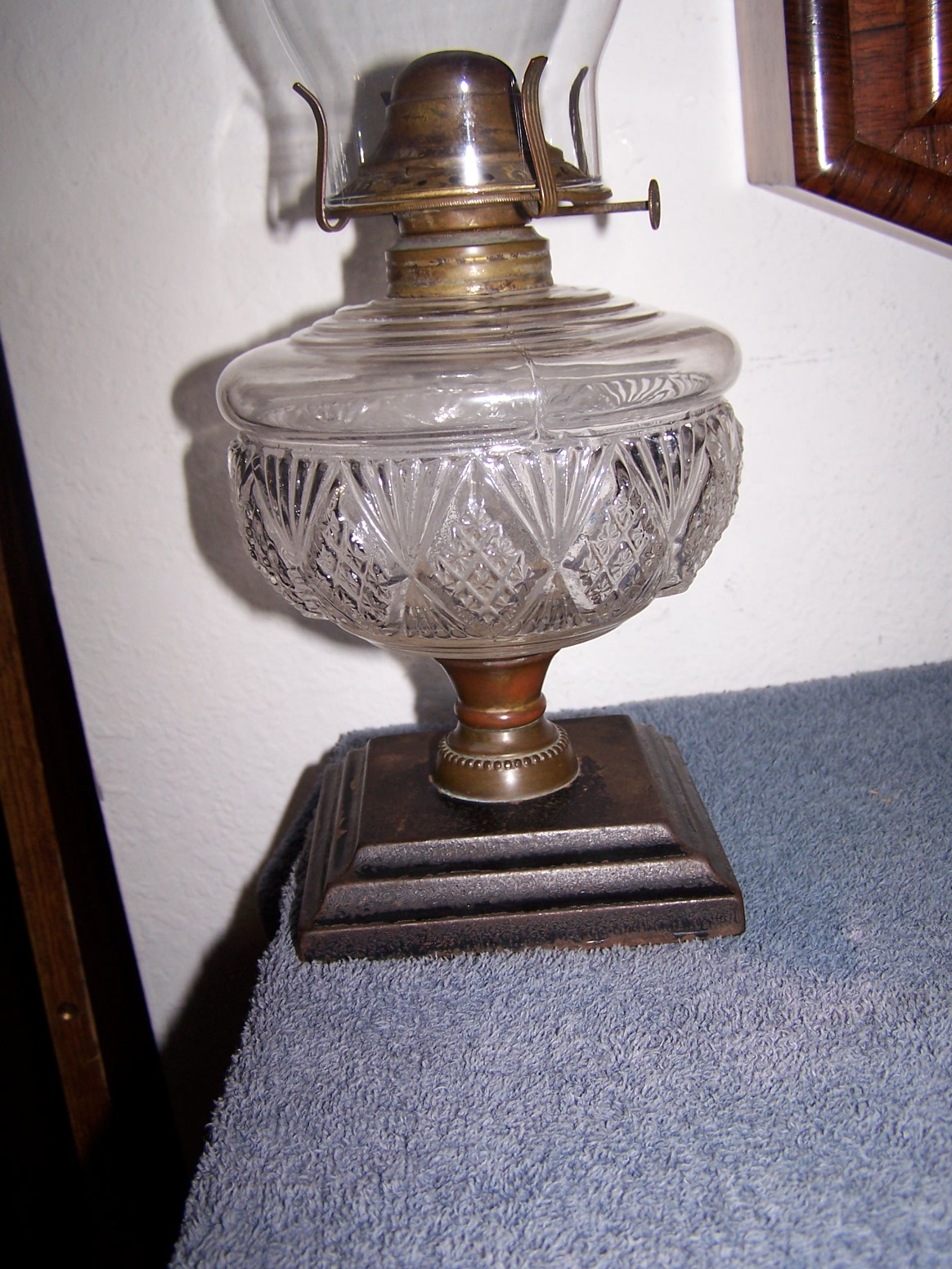 EAPG Oil Lamp With Metal Base Antiques Board   Atree 27217 Jpg.337872