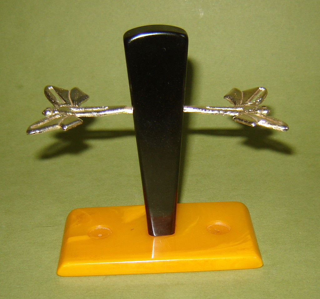 bakelite knife and fuit rest.jpg