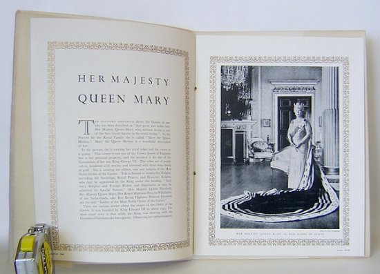 BookletSouvenirQueenMarysCarpetPampletPostcard-c.jpg