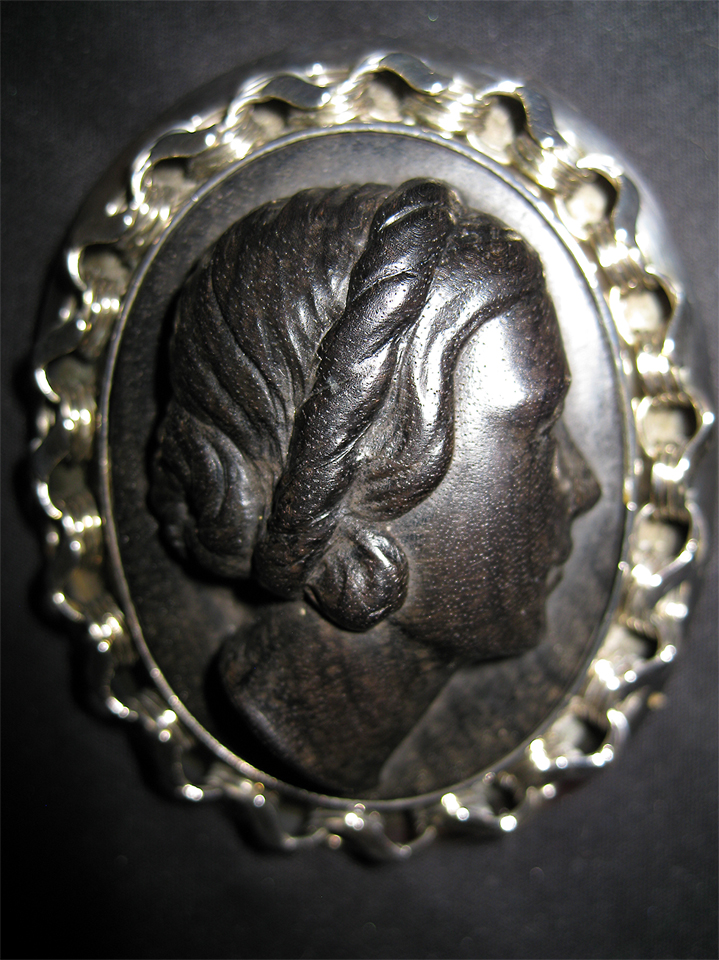 Brooch1.jpg