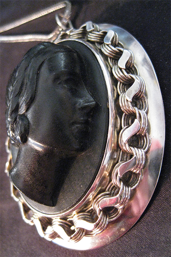 Brooch2.jpg