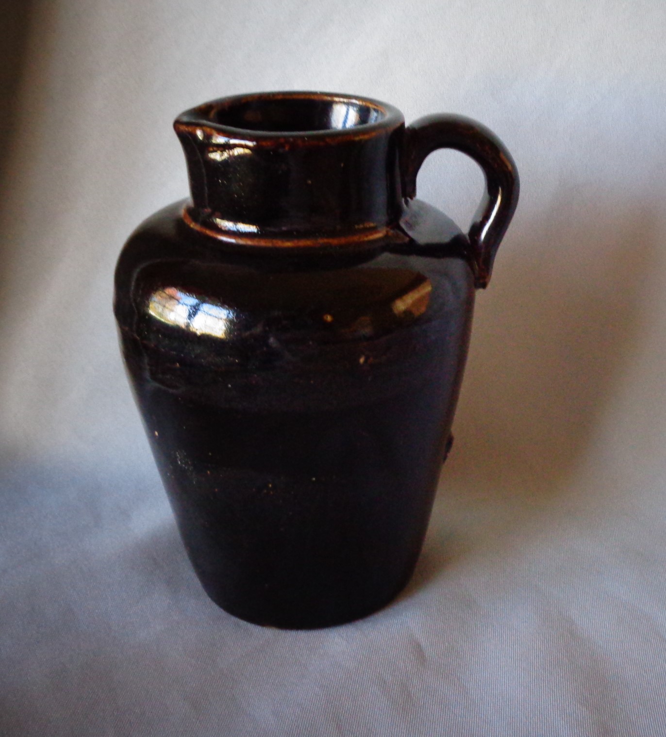 brown black pottery pitcher 001.JPG