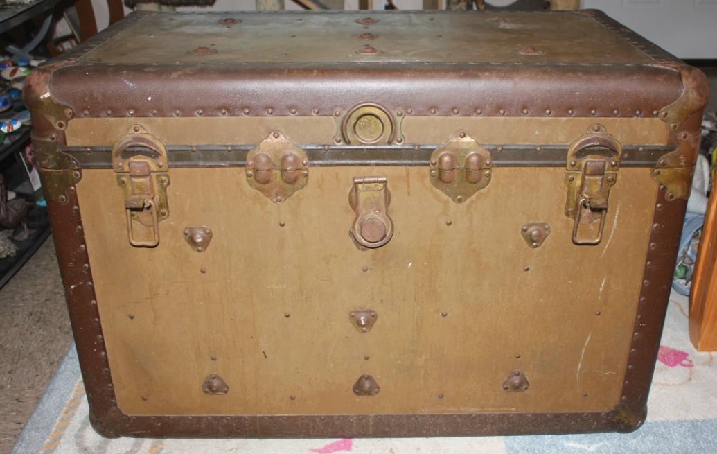 Need to ID steamer trunk