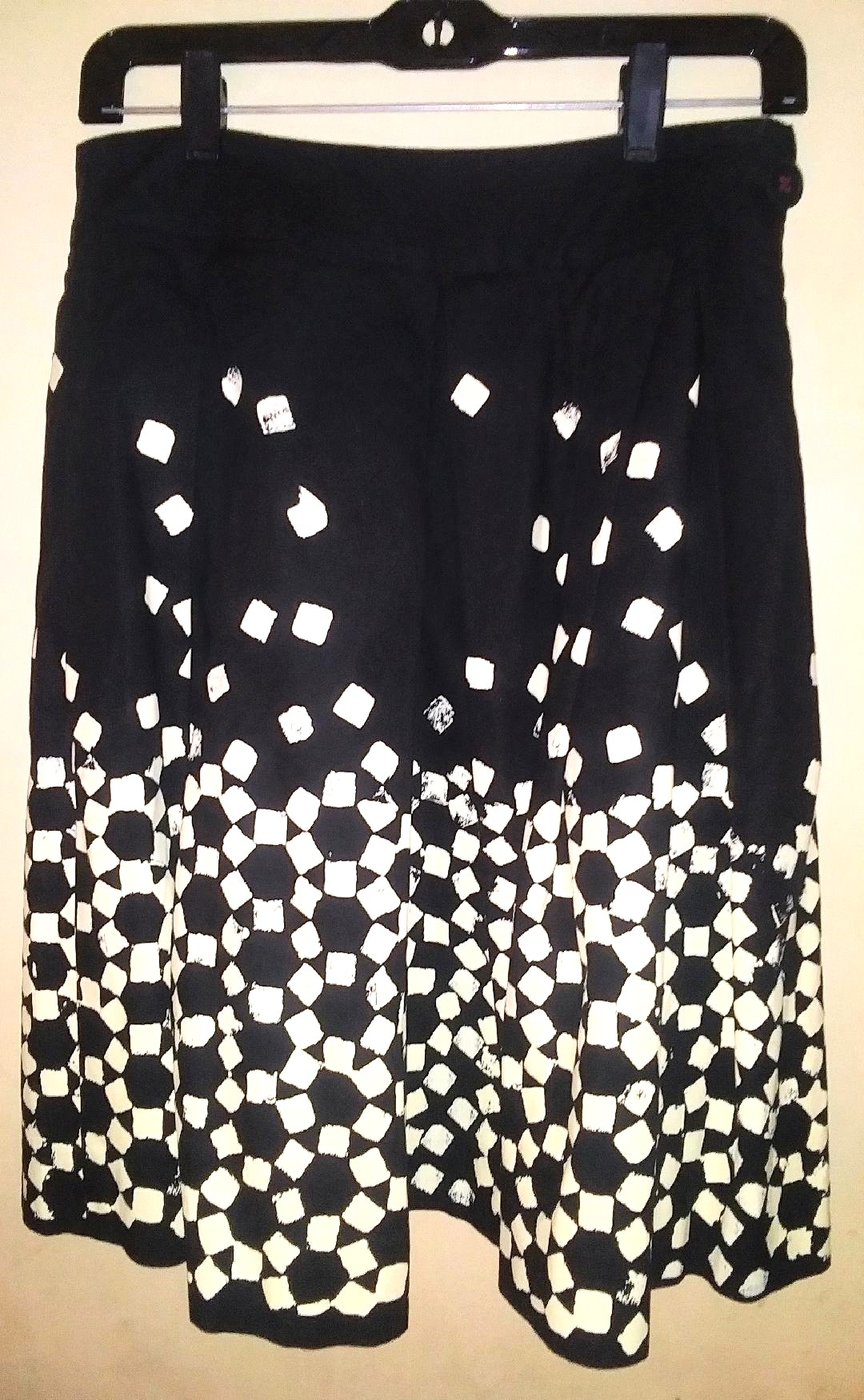 CLOTHES SKIRT BLACK & WHITE 3AA.jpg