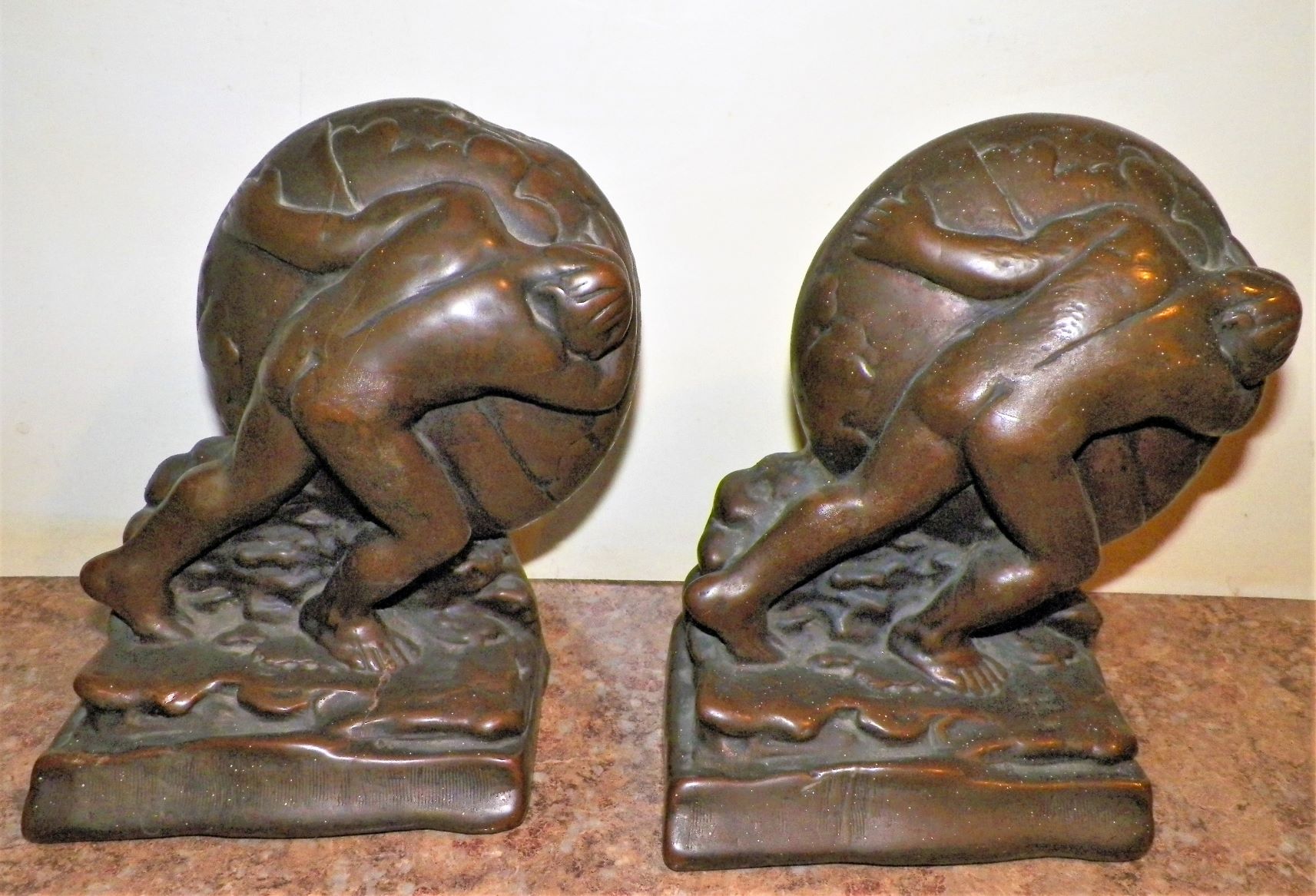 COLLECTIBLE BOOKENDS ATLAS HOLDING WORLD 1AAA.JPG