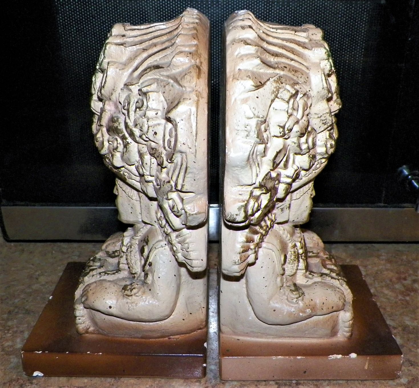 COLLECTIBLE BOOKENDS AZTEC MEXICAN MAYAN PLASTER 2AA.JPG