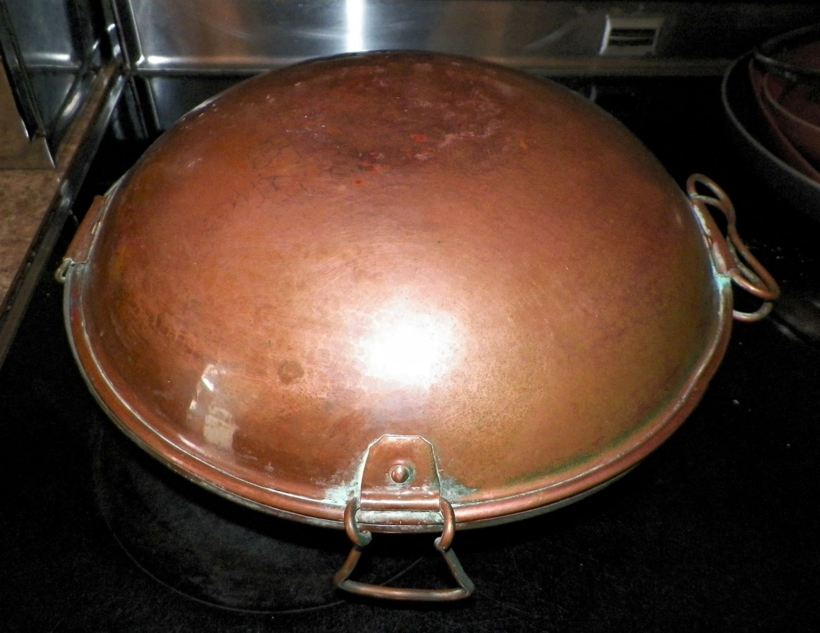 COLLECTIBLE COOKING PAN COPPER ROUND CLAM SHELL SHAPED 2AA.JPG