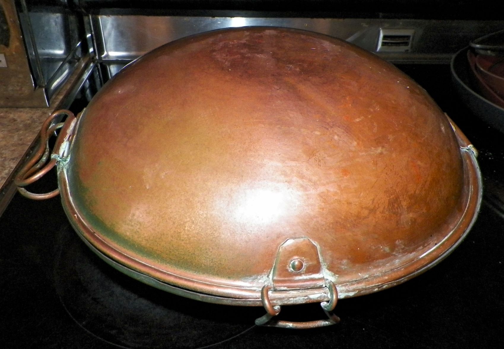 COLLECTIBLE COOKING PAN COPPER ROUND CLAM SHELL SHAPED 3AA.JPG