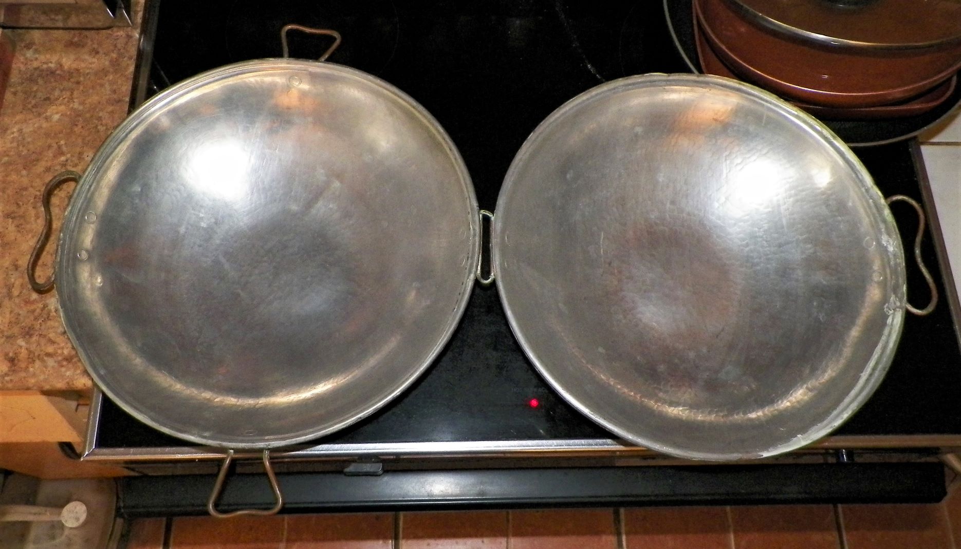 COLLECTIBLE COOKING PAN COPPER ROUND CLAM SHELL SHAPED 5AA.JPG