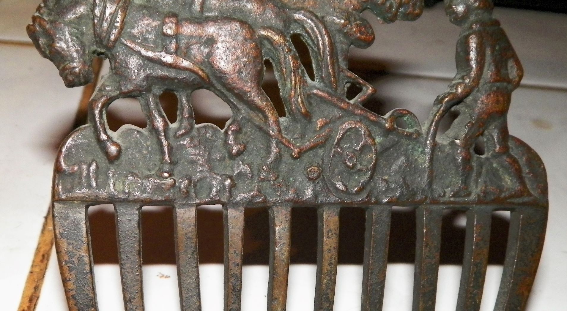 COLLECTIBLE HORSE COMBS 4AA.JPG