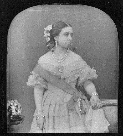 d36f8b9b0995f13feda5ed70816ada97--victoria-and-albert-young-queen-victoria.jpg