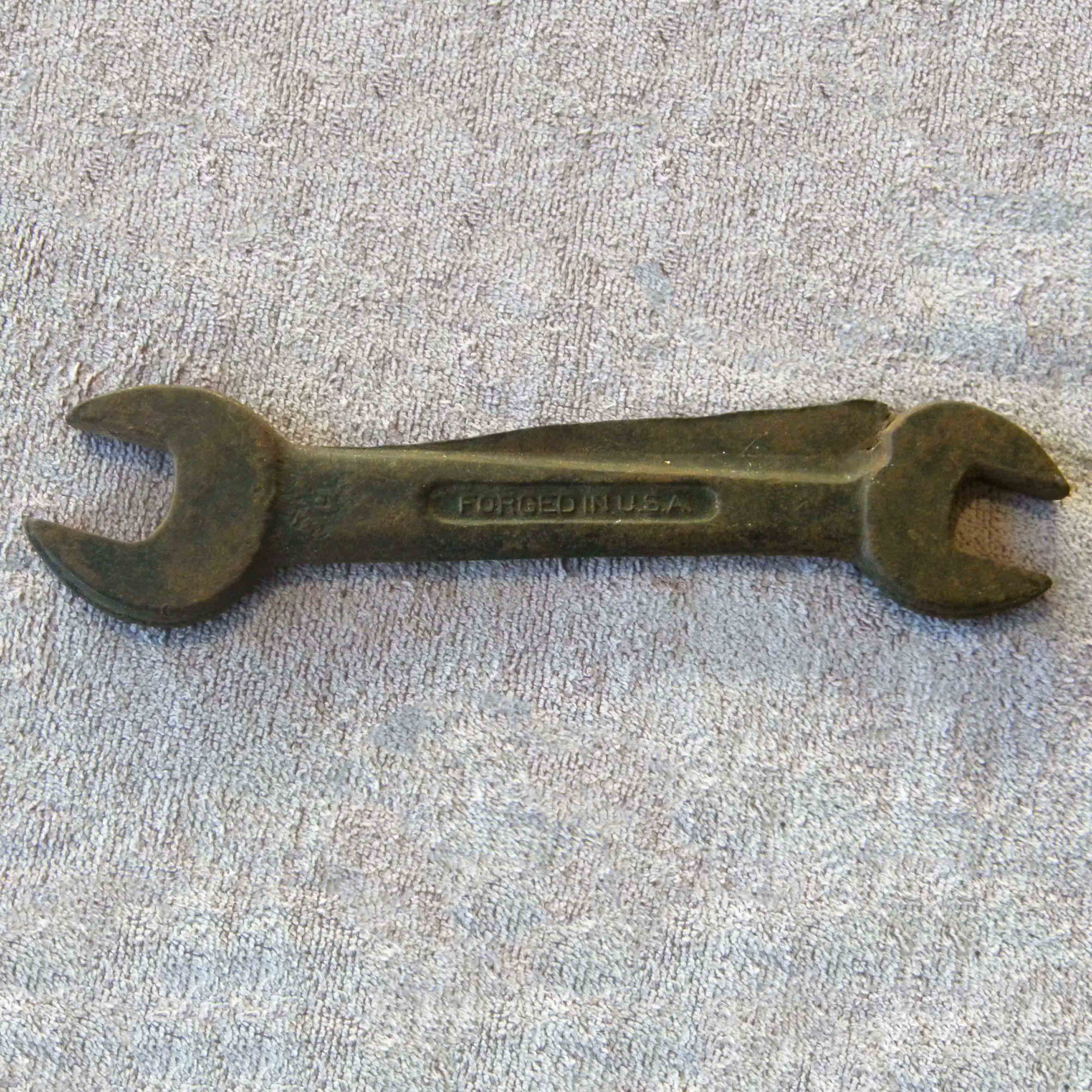 DSCN7215 Wrench with Razor1.jpg