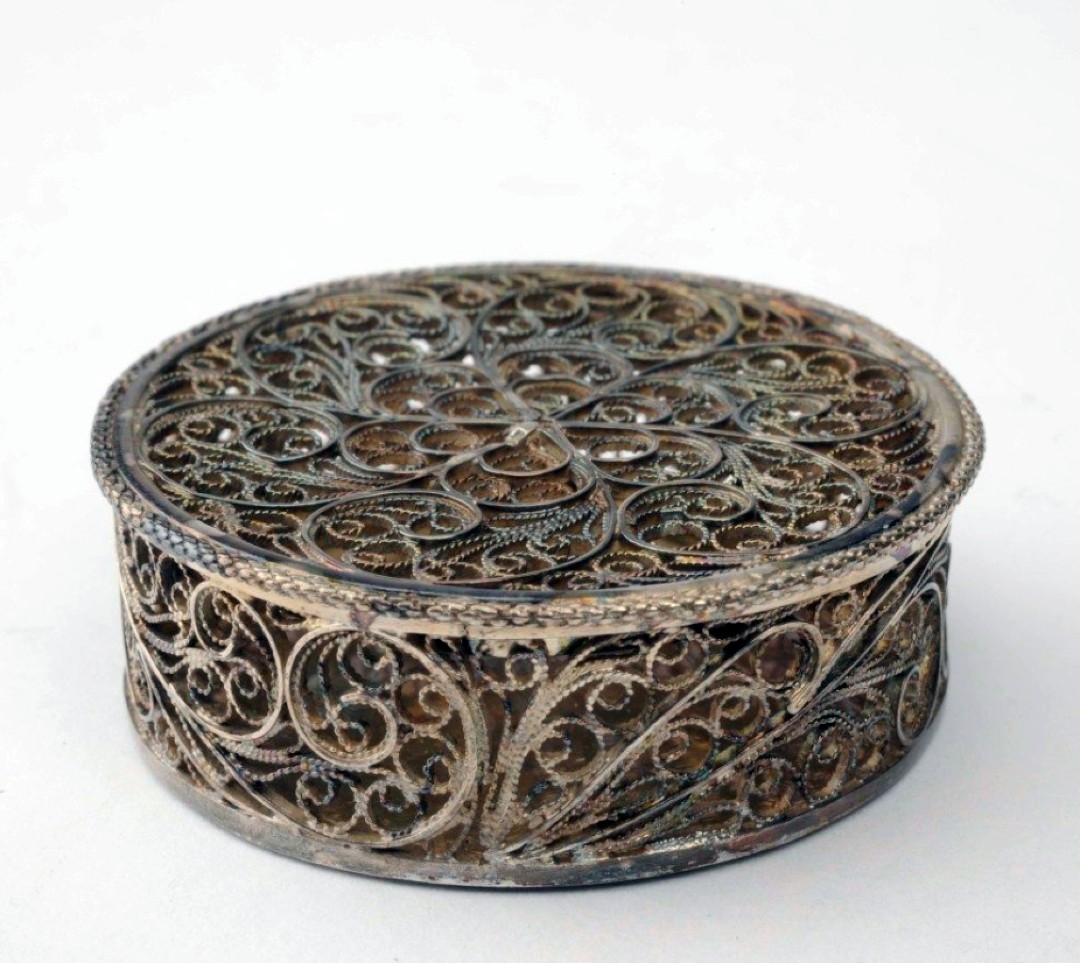 dutch-filigree-box-8c-2.jpg