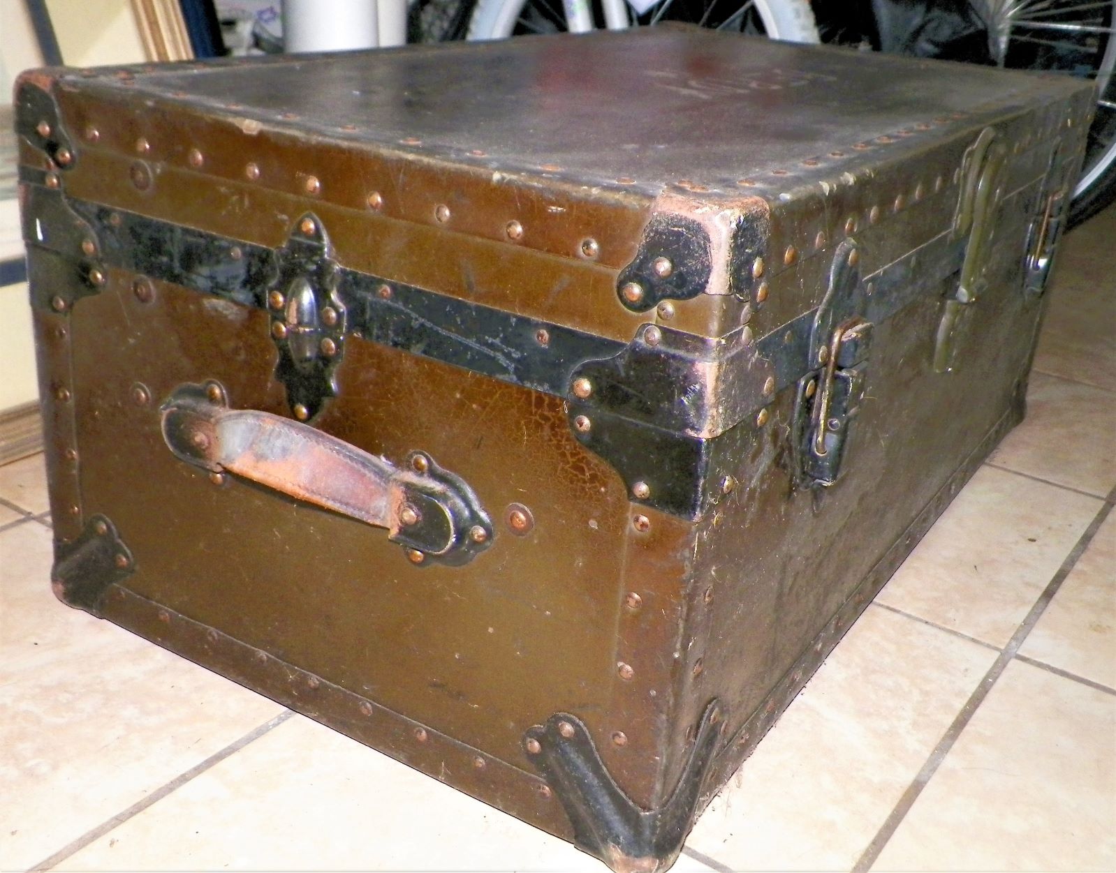 FURNITURE TRUNK MILITARY GREEN 2AA.JPG