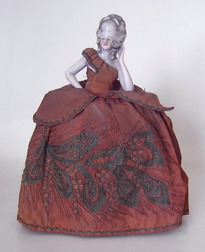 HalfDollPorcelainArmsAwayGreenEmbroideredBrownDressPinCushionBase18thC-b.jpg