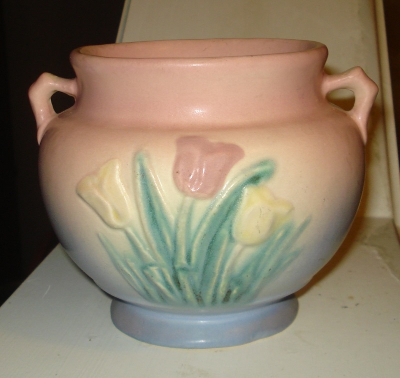 Hull Pottery Tullip Bowl w handles.jpg