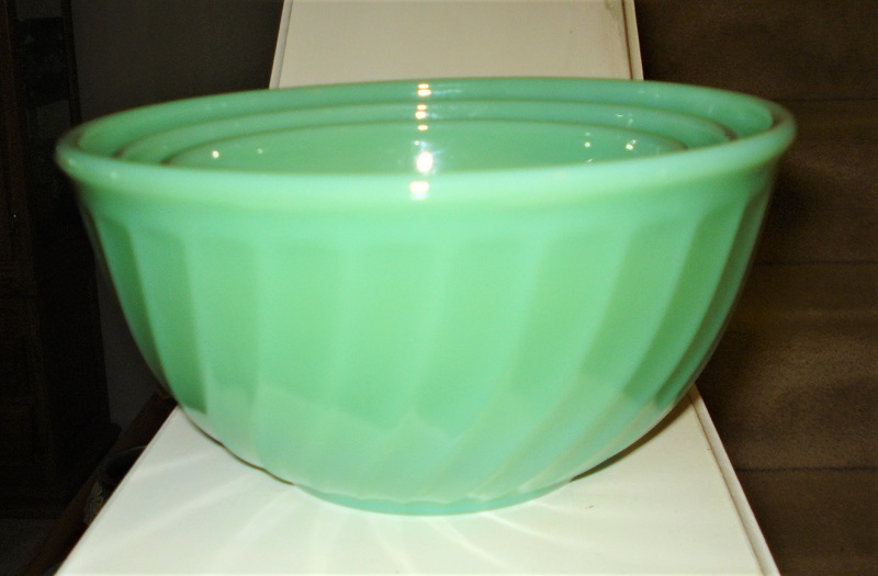 jadite set of bowls 1 of 2.jpg