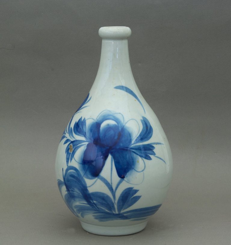 Japanese-porcelain-sake-flask-1-768x813.jpg