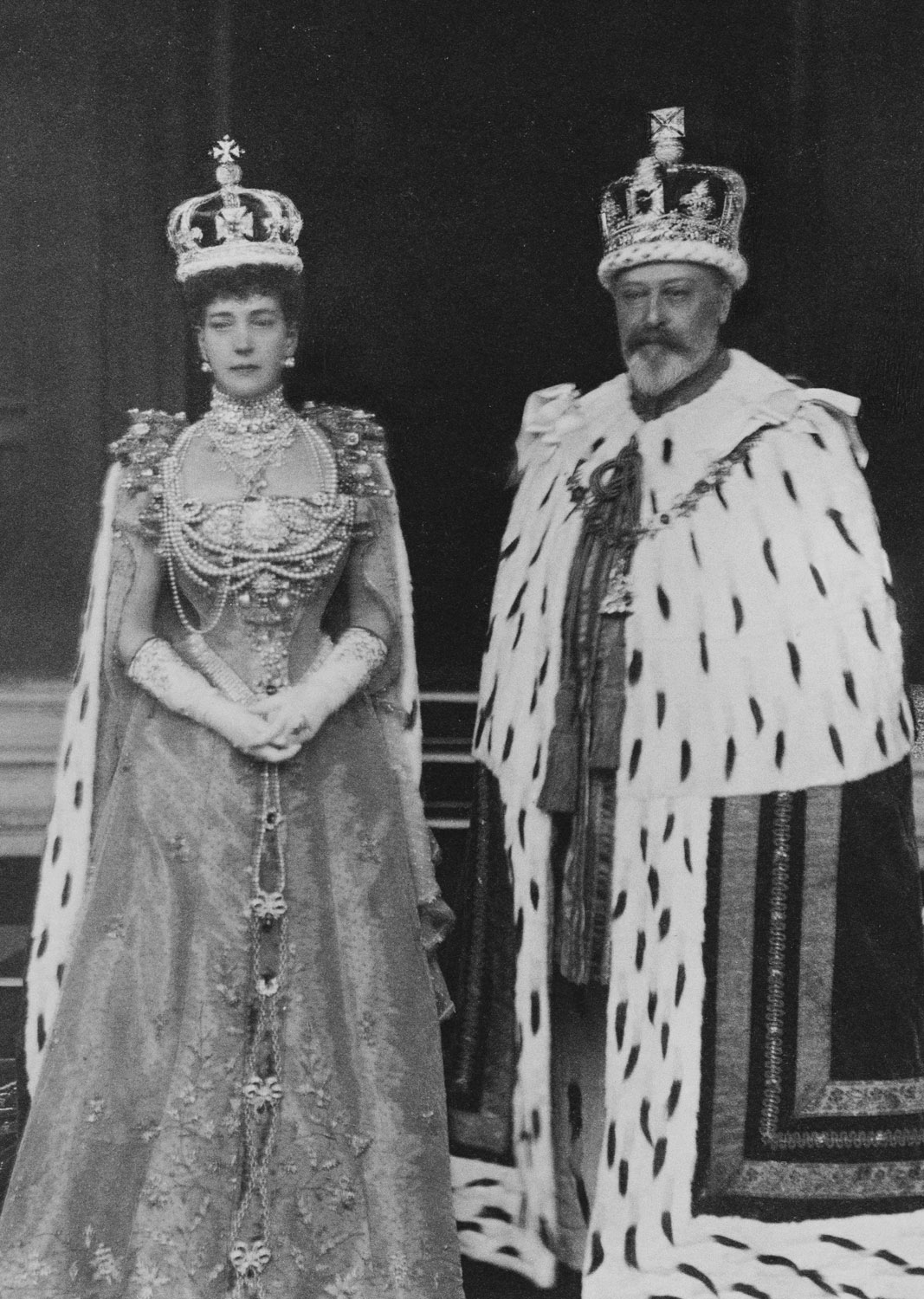 King_Edward_VII_and_Queen_Alexandra_in_coronation_robes.jpg