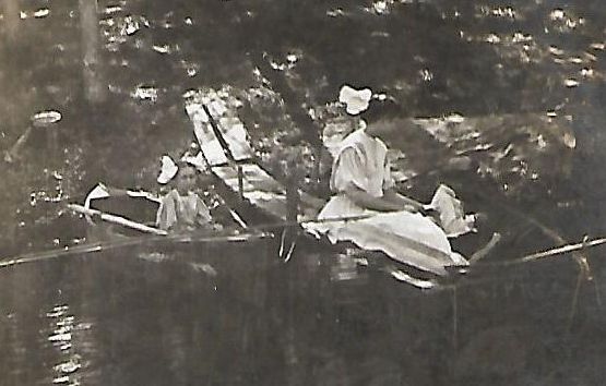 lady and child in boats close.jpg