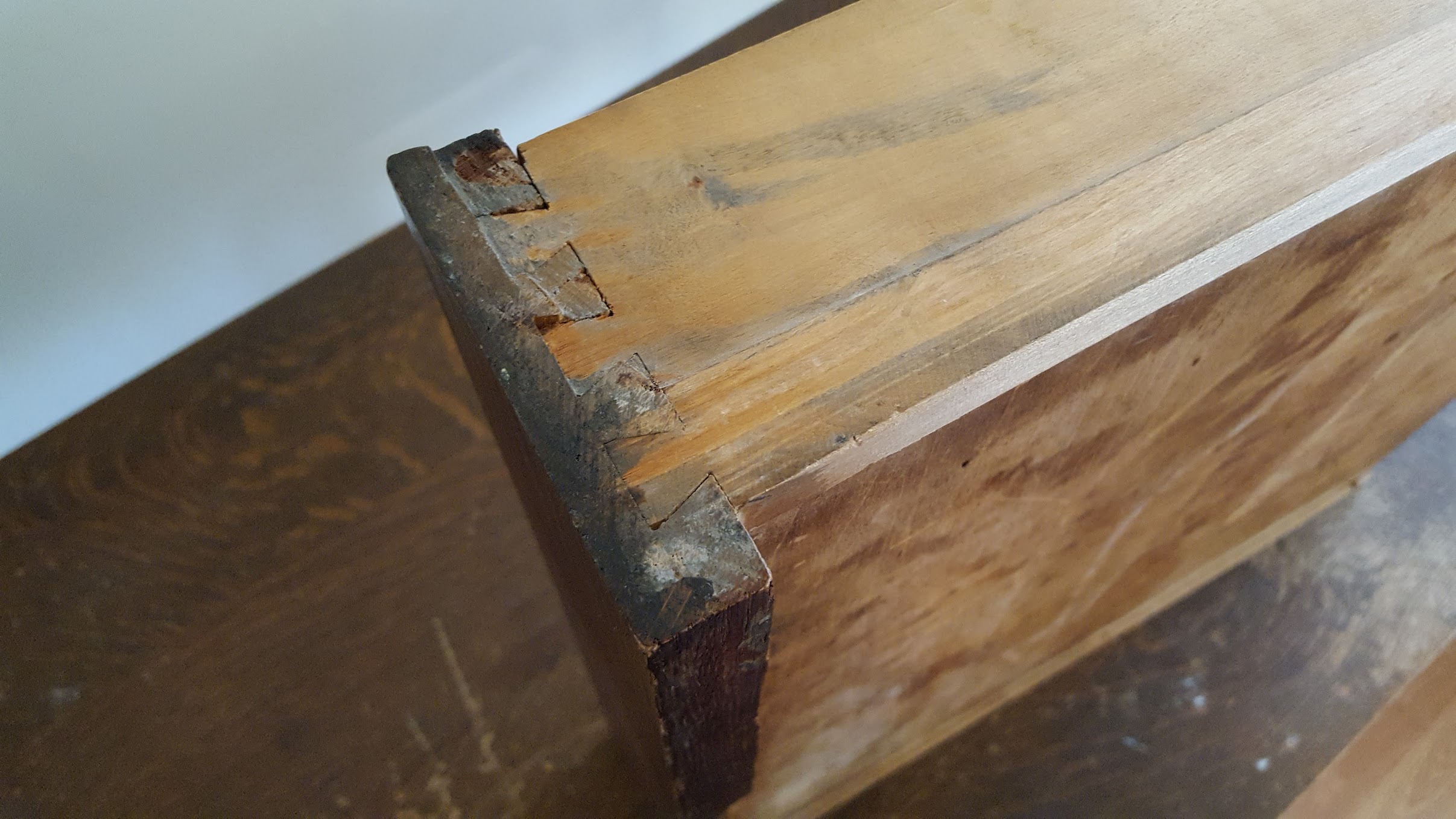 librarydesk-dovetails.jpg