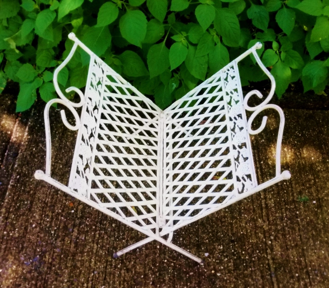 Magazine Rack White (640x561).jpg