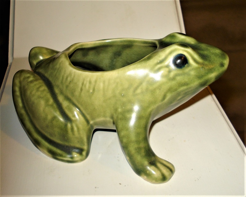 McCoy - Brush McCoy frog planter.jpg