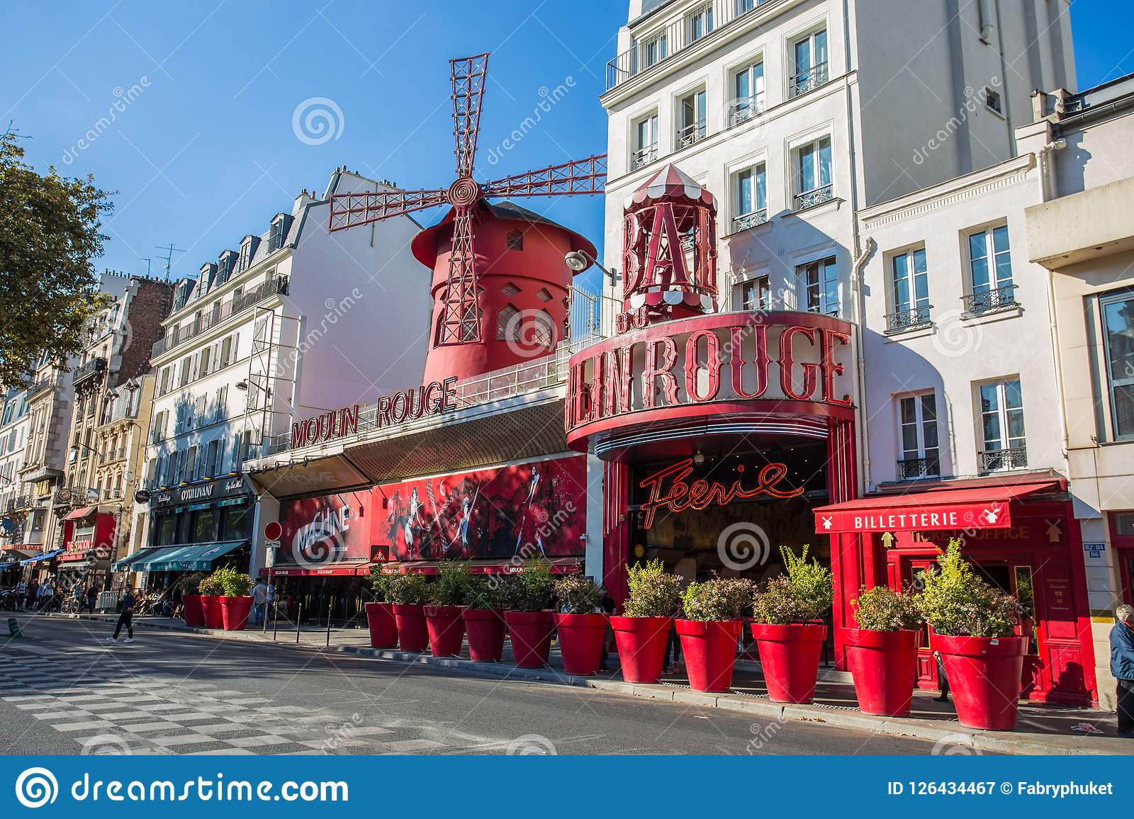 moulin-rouge-montmartre-paris-france-126434467.jpg