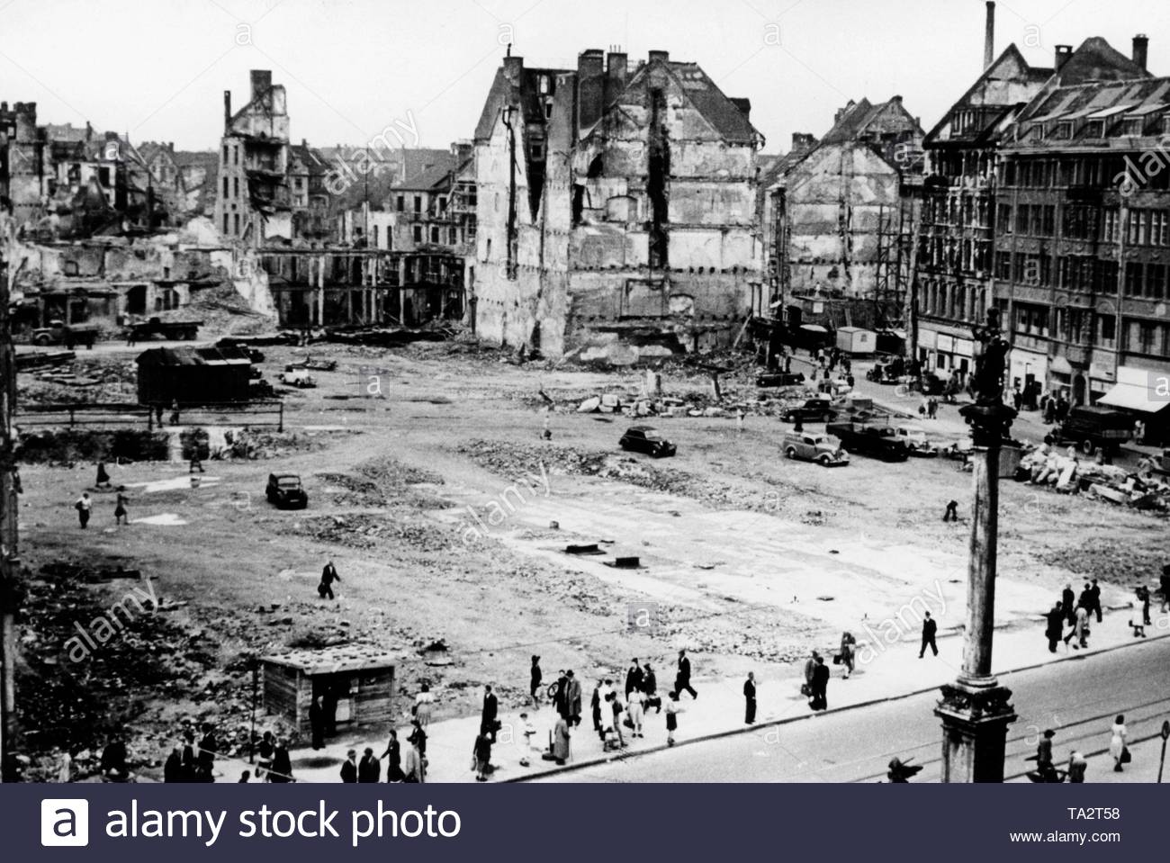 munichs-marienplatz-square.jpg