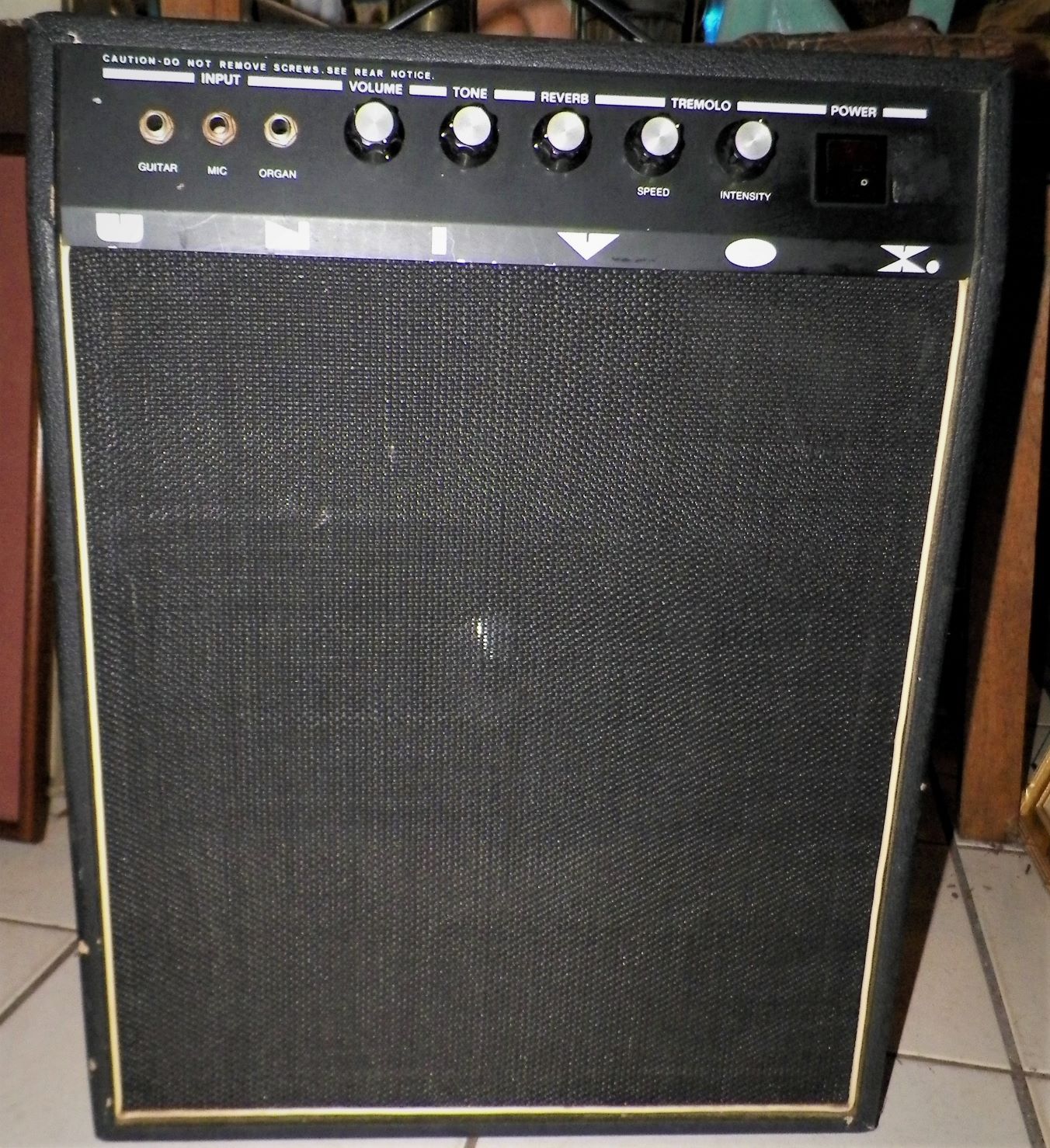 MUSIC AMPLIFIER UNIVOX 1AAZZ.JPG