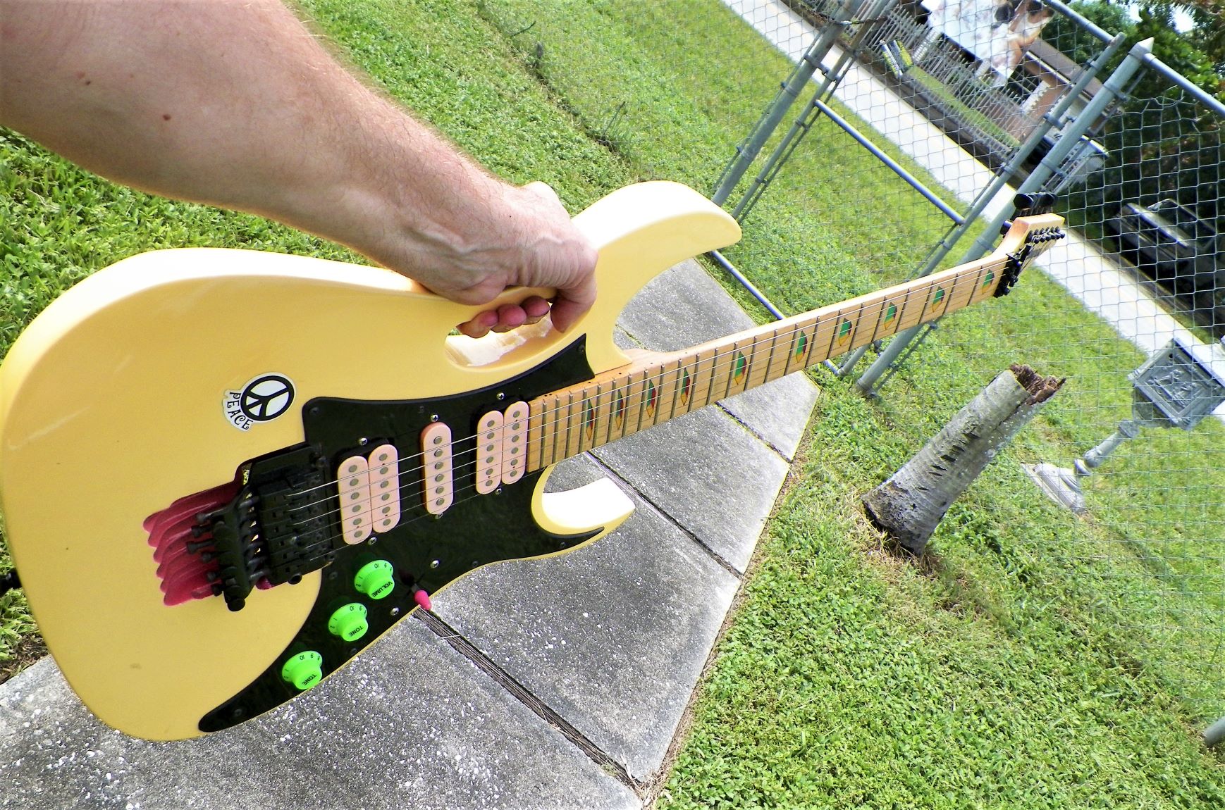 MUSIC GUITAR IBANEZ STEVE VAL YELLOW GUITAR 1A_AAzz.JPG