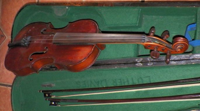 MUSIC VIOLIN IN COFFIN CASE 1DAA.JPG