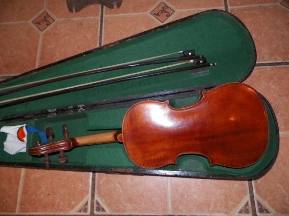 MUSIC VIOLIN IN COFFIN CASE 6AAaa.JPG