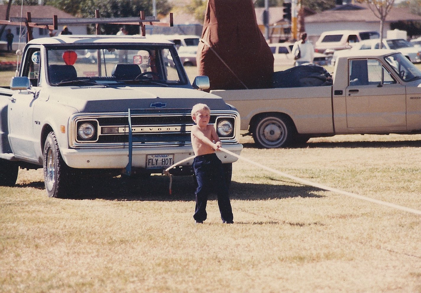 Nick wrasslin' hot air balloon with Dad's truck for help 10-85 (2).jpg