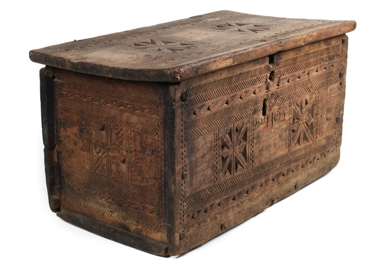 norwegian-chip-carved-box-1705-Dalane-Folkemuseum.jpg