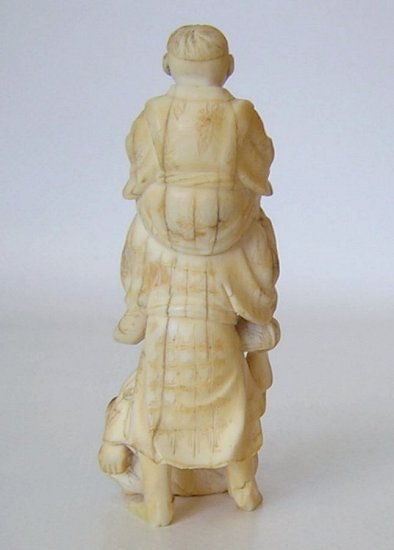 OkimonoJapaneseCarvedIvoryFigurineManTwoBoys-d.jpg